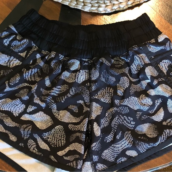 Lululemon Black & white running shorts w/ lining. Size 4 EUC - Picture 2 of 6